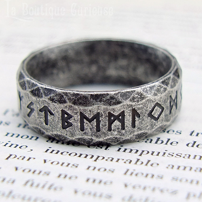 Bague viking homme grande taille force courage guerrier, runes ancien Futhark gravées. Anneau couleur argent vielli. Bijoux runiques viking Toulouse