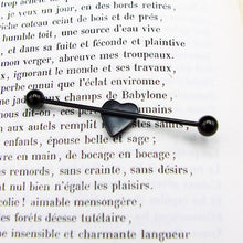 Charger l'image dans la galerie, Détail du dos du cœur sacré et de la croix sur piercing industriel barbell en acier chirurgical