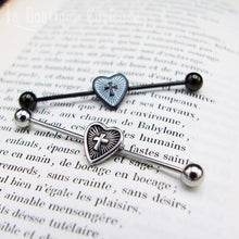 Charger l'image dans la galerie, Piercing industriel cœur sacré en acier chirurgical 316L noir et argent avec croix rayonnante