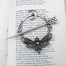 Laden Sie das Bild in den Galerie-Viewer, Barrette gothique en métal coiffure goth witch sorcière originale papillon de nuit sphinx tête de mort, croissant de lune, branche et noeud celtique. Barrette wicca magie GN Toulouse