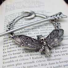 Laden Sie das Bild in den Galerie-Viewer, Barrette gothique en métal coiffure goth witch sorcière originale papillon de nuit sphinx tête de mort, croissant de lune, branche et noeud celtique. Barrette wicca magie GN Toulouse