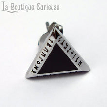 Charger l&#39;image dans la galerie, Boucle d’oreille piercing viking à l’unité en forme de triangle couleur argent gravé des runes du Futhark. Modèle pour homme et femme. Boucle d’oreille puce style nordique, acier et résine noire, pouvoir des runes. Bijoux viking homme femme Toulouse.