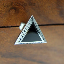 Charger l&#39;image dans la galerie, Boucle d’oreille piercing viking à l’unité en forme de triangle couleur argent gravé des runes du Futhark. Modèle pour homme et femme. Boucle d’oreille puce style nordique, acier et résine noire, pouvoir des runes. Bijoux viking homme femme Toulouse.