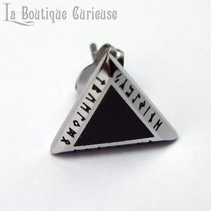 Boucle d’oreille piercing viking à l’unité en forme de triangle couleur argent gravé des runes du Futhark. Modèle pour homme et femme. Boucle d’oreille puce style nordique, acier et résine noire, pouvoir des runes. Bijoux viking homme femme Toulouse.