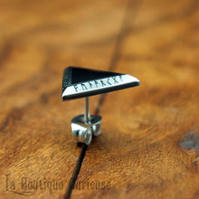 Charger l&#39;image dans la galerie, Boucle d’oreille piercing viking à l’unité en forme de triangle couleur argent gravé des runes du Futhark. Modèle pour homme et femme. Boucle d’oreille puce style nordique, acier et résine noire, pouvoir des runes. Bijoux viking homme femme Toulouse.