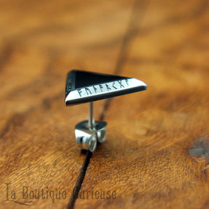 Boucle d’oreille piercing viking à l’unité en forme de triangle couleur argent gravé des runes du Futhark. Modèle pour homme et femme. Boucle d’oreille puce style nordique, acier et résine noire, pouvoir des runes. Bijoux viking homme femme Toulouse.