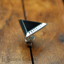 Charger l&#39;image dans la galerie, Boucle d’oreille piercing viking à l’unité en forme de triangle couleur argent gravé des runes du Futhark. Modèle pour homme et femme. Boucle d’oreille puce style nordique, acier et résine noire, pouvoir des runes. Bijoux viking homme femme Toulouse.