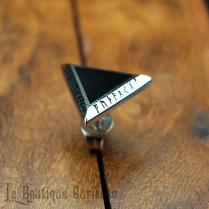Boucle d’oreille piercing viking à l’unité en forme de triangle couleur argent gravé des runes du Futhark. Modèle pour homme et femme. Boucle d’oreille puce style nordique, acier et résine noire, pouvoir des runes. Bijoux viking homme femme Toulouse.