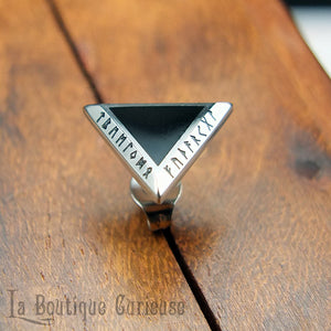 Boucle d’oreille piercing viking à l’unité en forme de triangle couleur argent gravé des runes du Futhark. Modèle pour homme et femme. Boucle d’oreille puce style nordique, acier et résine noire, pouvoir des runes. Bijoux viking homme femme Toulouse.