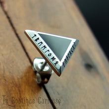 Charger l&#39;image dans la galerie, Boucle d’oreille piercing viking à l’unité en forme de triangle couleur argent gravé des runes du Futhark. Modèle pour homme et femme. Boucle d’oreille puce style nordique, acier et résine noire, pouvoir des runes. Bijoux viking homme femme Toulouse.