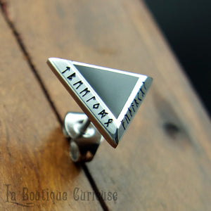 Boucle d’oreille piercing viking à l’unité en forme de triangle couleur argent gravé des runes du Futhark. Modèle pour homme et femme. Boucle d’oreille puce style nordique, acier et résine noire, pouvoir des runes. Bijoux viking homme femme Toulouse.