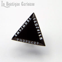 Charger l&#39;image dans la galerie, Boucle d’oreille piercing viking à l’unité en forme de triangle noir gravé des runes du Futhark. Modèle pour homme et femme. Boucle d’oreille puce style nordique, acier et résine noire, pouvoir des runes. Bijoux viking homme femme Toulouse.