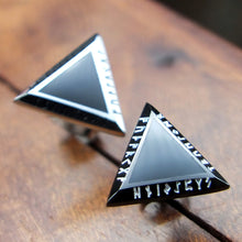 Charger l&#39;image dans la galerie, Boucle d’oreille piercing viking à l’unité en forme de triangle noir ou argent gravé des runes du Futhark. Modèle pour homme et femme. Boucle d’oreille puce style nordique, acier et résine noire, pouvoir des runes. Bijoux viking homme femme Toulouse.