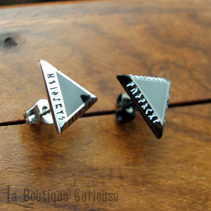 Boucle d’oreille piercing viking à l’unité en forme de triangle noir ou argent gravé des runes du Futhark. Modèle pour homme et femme. Boucle d’oreille puce style nordique, acier et résine noire, pouvoir des runes. Bijoux viking homme femme Toulouse.