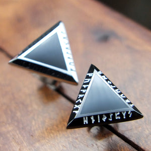 Boucle d’oreille piercing viking à l’unité en forme de triangle noir ou argent gravé des runes du Futhark. Modèle pour homme et femme. Boucle d’oreille puce style nordique, acier et résine noire, pouvoir des runes. Bijoux viking homme femme Toulouse.