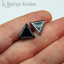 Charger l&#39;image dans la galerie, Boucle d’oreille piercing viking à l’unité en forme de triangle noir ou argent gravé des runes du Futhark. Modèle pour homme et femme. Boucle d’oreille puce style nordique, acier et résine noire, pouvoir des runes. Bijoux viking homme femme Toulouse.