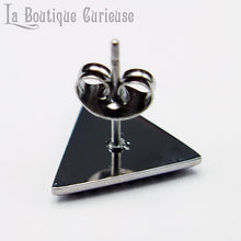 Charger l&#39;image dans la galerie, Boucle d’oreille piercing viking à l’unité en forme de triangle noir ou argent gravé des runes du Futhark. Modèle pour homme et femme. Boucle d’oreille puce style nordique, acier et résine noire, pouvoir des runes. Bijoux viking homme femme Toulouse.