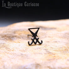 Charger l&#39;image dans la galerie, Boucle d&#39;oreille gothique punk rock satan à l&#39;unité sigil de Lucifer acier chirurgical noir. Piercing homme femme sataniste diable gothique Toulouse France.