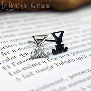 Boucle d'oreille gothique punk rock satan à l'unité sigil de Lucifer acier chirurgical noir ou argent. Piercing homme femme sataniste diable gothique Toulouse France.