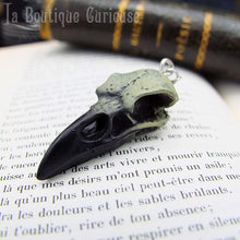 Charger l'image dans la galerie, Boucles d'oreilles style dark fantasy gothique crâne de corbeau réaliste en résine et acier inoxydable