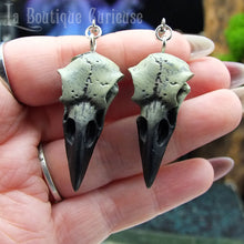 Charger l'image dans la galerie, Boucles d'oreilles crâne corbeau réaliste en résine et acier inoxydable, nécromancien, mode gothique alt