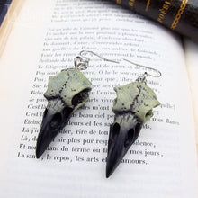 Charger l'image dans la galerie, Boucles d'oreilles crâne corbeau réaliste en résine et acier inoxydable, couleur noir et os vieilli, style cabinet de curiosités