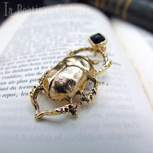 Charger l'image dans la galerie, Bijou scarabée porte bonheur égyptien, boucle d'oreille dorée et pierre noire