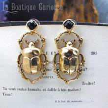 Charger l'image dans la galerie, boucles oreilles scarabée doré pierre noire facettée bijou original cabinet curiosités