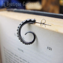 Charger l'image dans la galerie, Vue de côté d'une boucle d'oreille en acier représentant un tentacule de pieuvre de forme créole style steampunk.