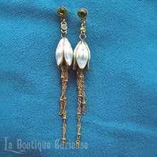 Load image into Gallery viewer, Boucles d&#39;oreilles pendantes style retro vintage style régence, Chronique des Bridgerton pour tenue GN steampunk. Boucles d&#39;oreilles mariage fleurs tulipes amour sincère et durable. Boucles d&#39;oreilles anciennes période siècle des Lumières Toulouse France.