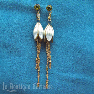 Boucles d'oreilles pendantes style retro vintage style régence, Chronique des Bridgerton pour tenue GN steampunk. Boucles d'oreilles mariage fleurs tulipes amour sincère et durable. Boucles d'oreilles anciennes période siècle des Lumières Toulouse France.