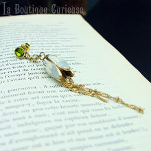 Load image into Gallery viewer, Boucles d&#39;oreilles pendantes style retro vintage style régence, Chronique des Bridgerton pour tenue GN steampunk. Boucles d&#39;oreilles mariage fleurs tulipes amour sincère et durable. Boucles d&#39;oreilles anciennes période siècle des Lumières Toulouse France.