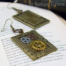 Laden Sie das Bild in den Galerie-Viewer, Boucles d&#39;oreilles vintage cadre ancien retro style steampunk. Boucles d&#39;oreilles originales fabriquées en France Toulouse. Bijoux steampunk originaux.
