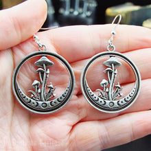 Charger l&#39;image dans la galerie, Boucles d&#39;oreilles pendantes légères en cercle mode automne, esprit nature forêt avec champignons et phases de la lune
