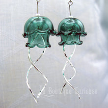 Load image into Gallery viewer, Boucles d&#39;oreilles méduse pendantes argent argentées en verre et acier couleur rose violet vert. Thème steampunk mer Jules Verne plongée sous marine