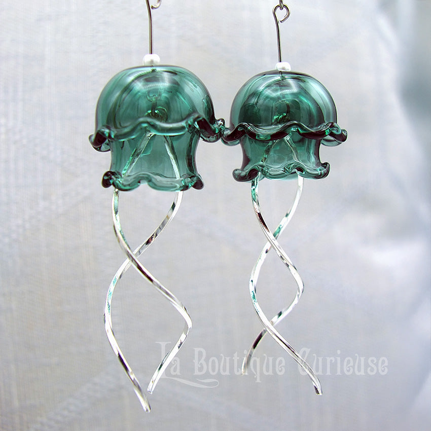 Boucles d'oreilles méduse pendantes argent argentées en verre et acier couleur rose violet vert. Thème steampunk mer Jules Verne plongée sous marine