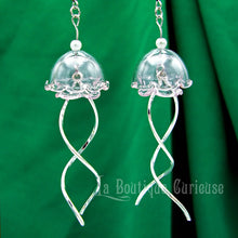 Load image into Gallery viewer, Boucles d&#39;oreilles méduse pendantes argent argentées en verre et acier couleur rose violet vert. Thème steampunk mer Jules Verne plongée sous marine