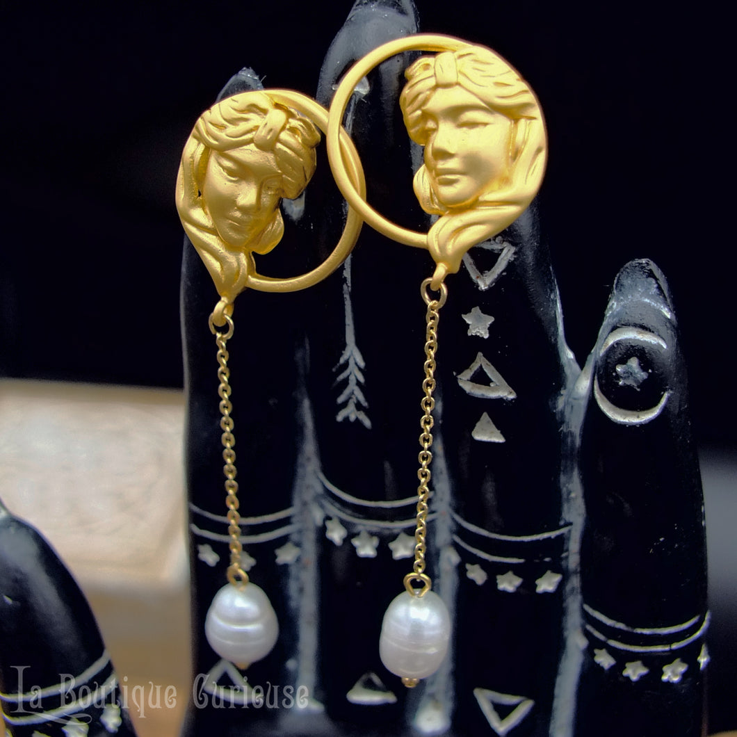 Boucles d'oreilles pendantes femme style art nouveau perle de culture. Visage femme retro, esprit steampunk. Femme style années 1900