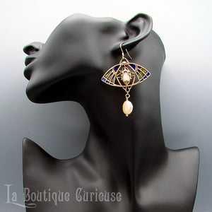 Boucles d'oreilles vintage pendantes art nouveau papillon style 1900 exposition universelle Paris Alphons Mucha avec perle d'eau douce gothique chic