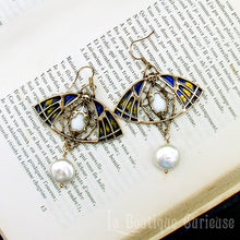 Load image into Gallery viewer, Boucles d&#39;oreilles papillon style art nouveau et perle d&#39;eau douce