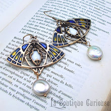 Load image into Gallery viewer, Boucles d&#39;oreilles papillon style art nouveau et perle d&#39;eau douce