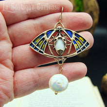 Load image into Gallery viewer, Boucles d&#39;oreilles papillon style art nouveau et perle d&#39;eau douce