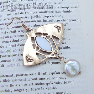 Boucles d'oreilles papillon style art nouveau et perle d'eau douce