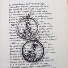 Charger l&#39;image dans la galerie, Boucles d&#39;oreilles pendantes légères en cercle mode automne, esprit nature forêt avec champignons et phases de la lune