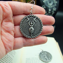 Charger l&#39;image dans la galerie, Boucles d&#39;oreilles pendants rondes déesse mère, rituel de fertilité, féminin sacré, pentacle de protection. Bijoux ésotériques wicca viking celtes Toulouse France.
