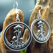 Charger l&#39;image dans la galerie, Boucles d&#39;oreilles pendantes légères en cercle mode automne, esprit nature forêt avec champignons et phases de la lune