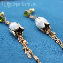 Load image into Gallery viewer, Boucles d&#39;oreilles pendantes style retro vintage style régence, Chronique des Bridgerton pour tenue GN steampunk. Boucles d&#39;oreilles mariage fleurs tulipes amour sincère et durable. Boucles d&#39;oreilles anciennes période siècle des Lumières Toulouse France.