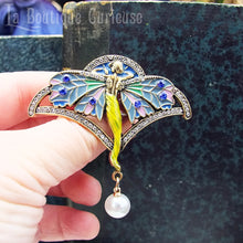 Laden Sie das Bild in den Galerie-Viewer, broche vintage fée perle et strass art nouveau tenue en main