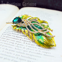 Laden Sie das Bild in den Galerie-Viewer, broche style vintage plume de paon dorée émaillée verte style art nouveau bijou fantaisie