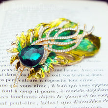 Laden Sie das Bild in den Galerie-Viewer, broche style années 50 plume de paon dorée émaillée verte style art nouveau bijou fantaisie